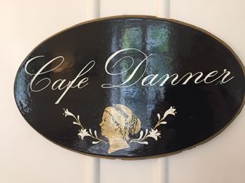 Skilt med påskriften Cafe Danner